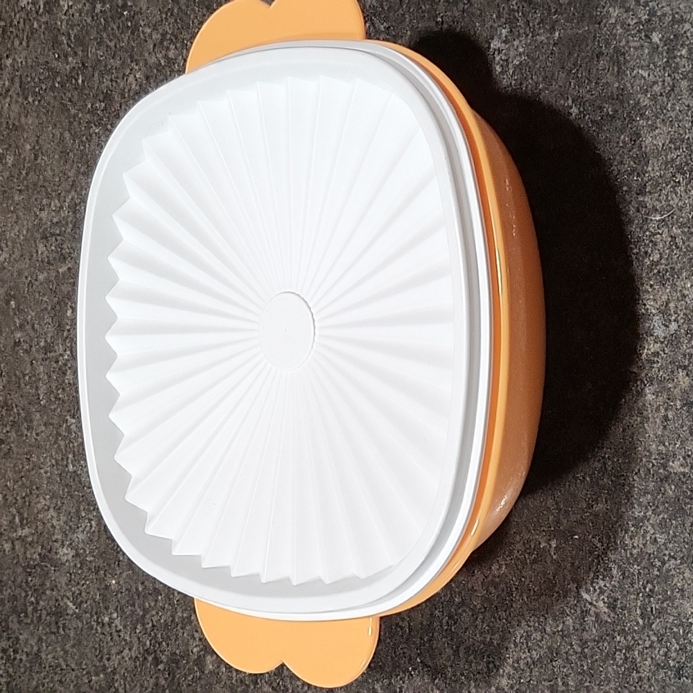 Tupperware Servalier 6 1/2 cup Bowl with seal